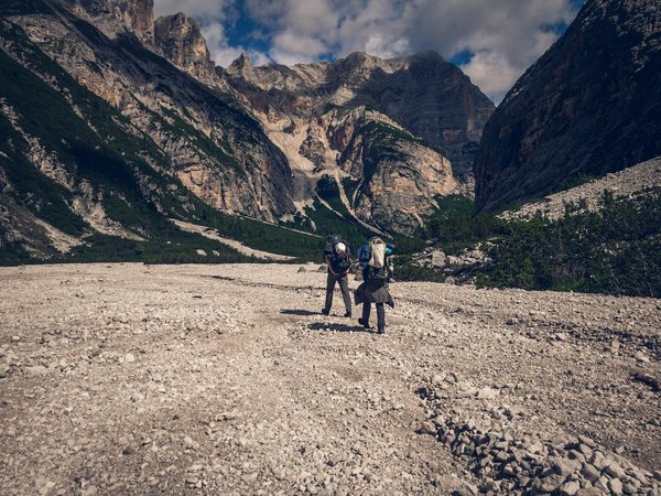 Comment organiser un camping pour une expédition d'escalade en montagne?